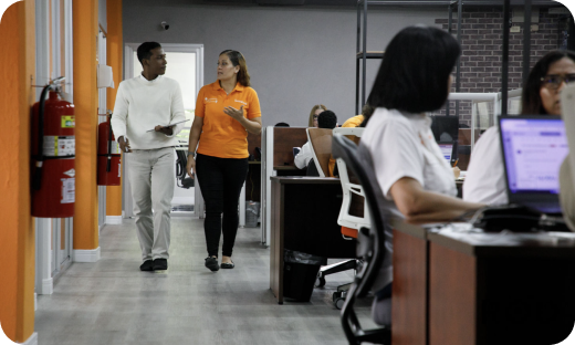 Equipo dialogando en Infosgroup